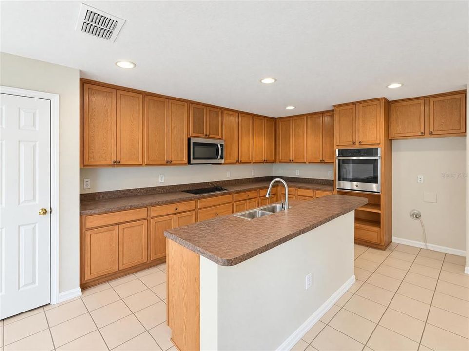 En Venta: $496,000 (4 camas, 2 baños, 3290 Pies cuadrados)