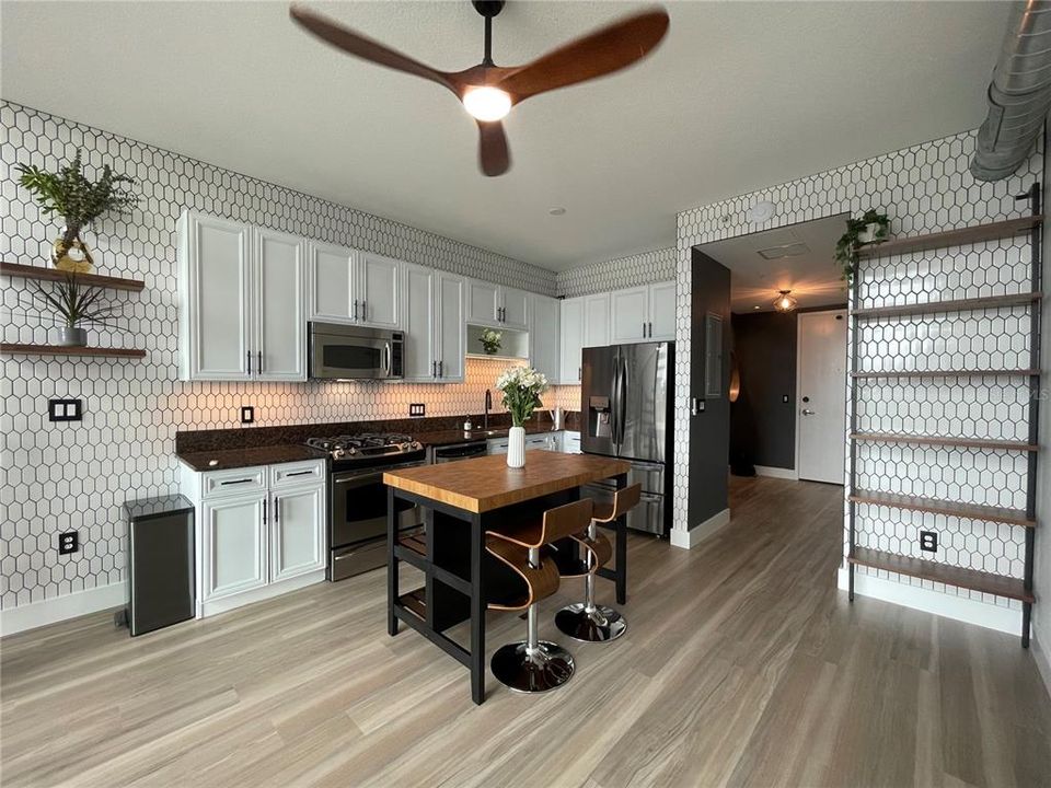 For Rent: $2,900 (1 beds, 1 baths, 932 Square Feet)