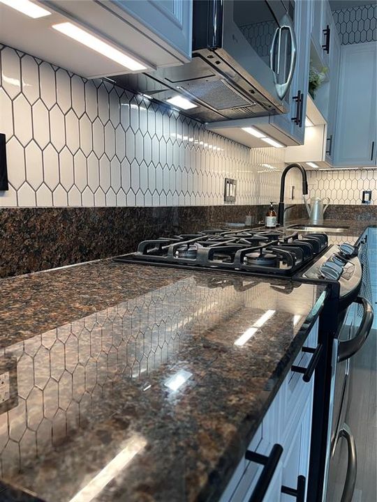 For Rent: $2,900 (1 beds, 1 baths, 932 Square Feet)