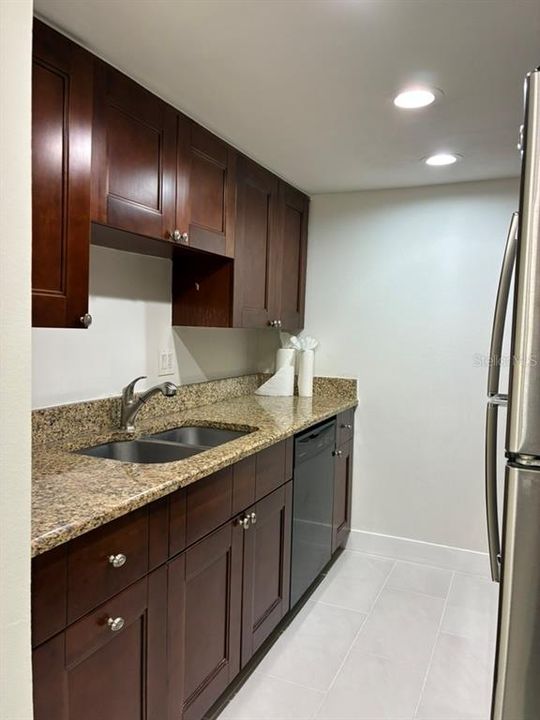 На продажу: $124,900 (2 спален, 1 ванн, 767 Квадратных фут)