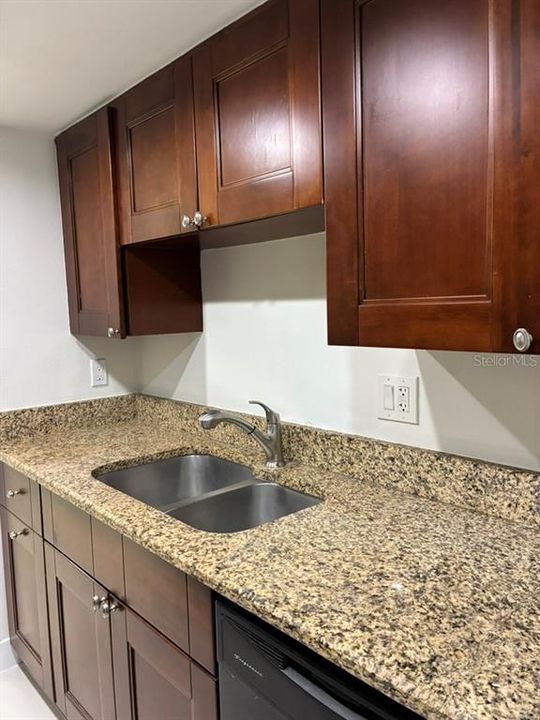 На продажу: $124,900 (2 спален, 1 ванн, 767 Квадратных фут)