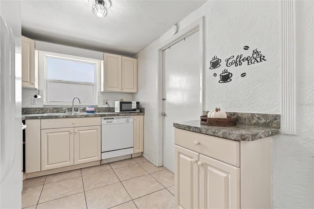 For Sale: $365,000 (3 beds, 2 baths, 1082 Square Feet)