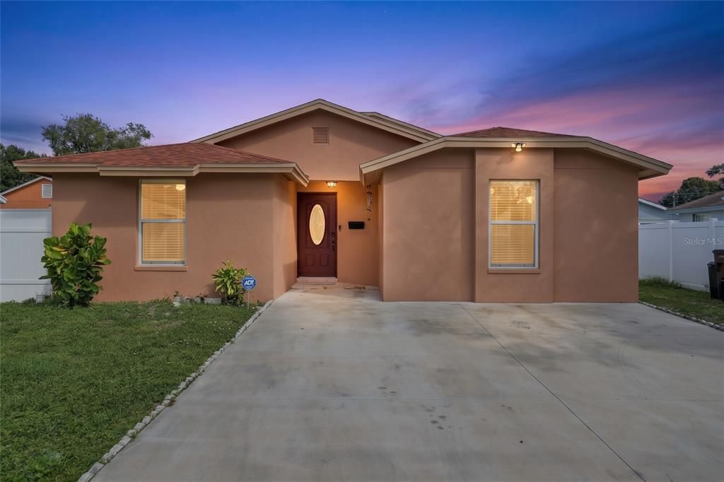 For Sale: $365,000 (3 beds, 2 baths, 1082 Square Feet)