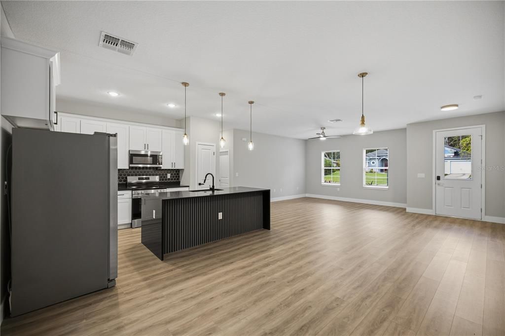 For Sale: $292,000 (4 beds, 2 baths, 1808.4 Square Feet)