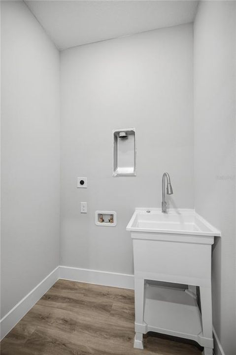 For Sale: $292,000 (4 beds, 2 baths, 1808.4 Square Feet)