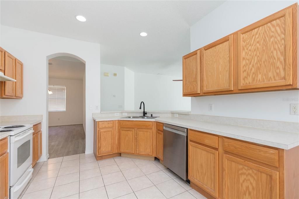 For Rent: $1,995 (3 beds, 2 baths, 1726 Square Feet)