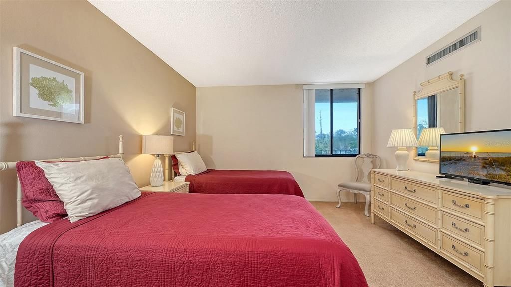 For Sale: $619,000 (2 beds, 2 baths, 1550 Square Feet)