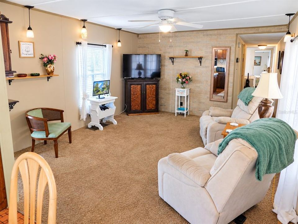 For Sale: $104,000 (2 beds, 1 baths, 840 Square Feet)