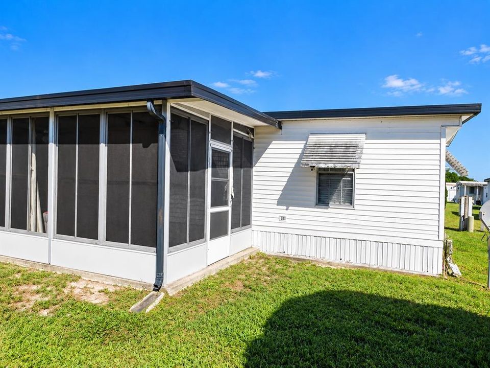 For Sale: $104,000 (2 beds, 1 baths, 840 Square Feet)