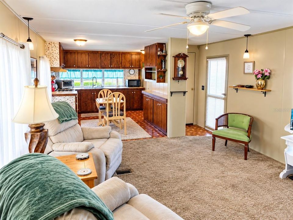 For Sale: $104,000 (2 beds, 1 baths, 840 Square Feet)