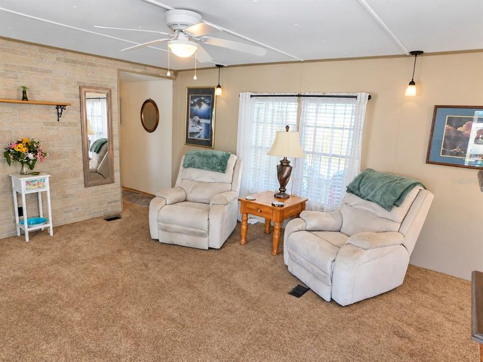 For Sale: $104,000 (2 beds, 1 baths, 840 Square Feet)