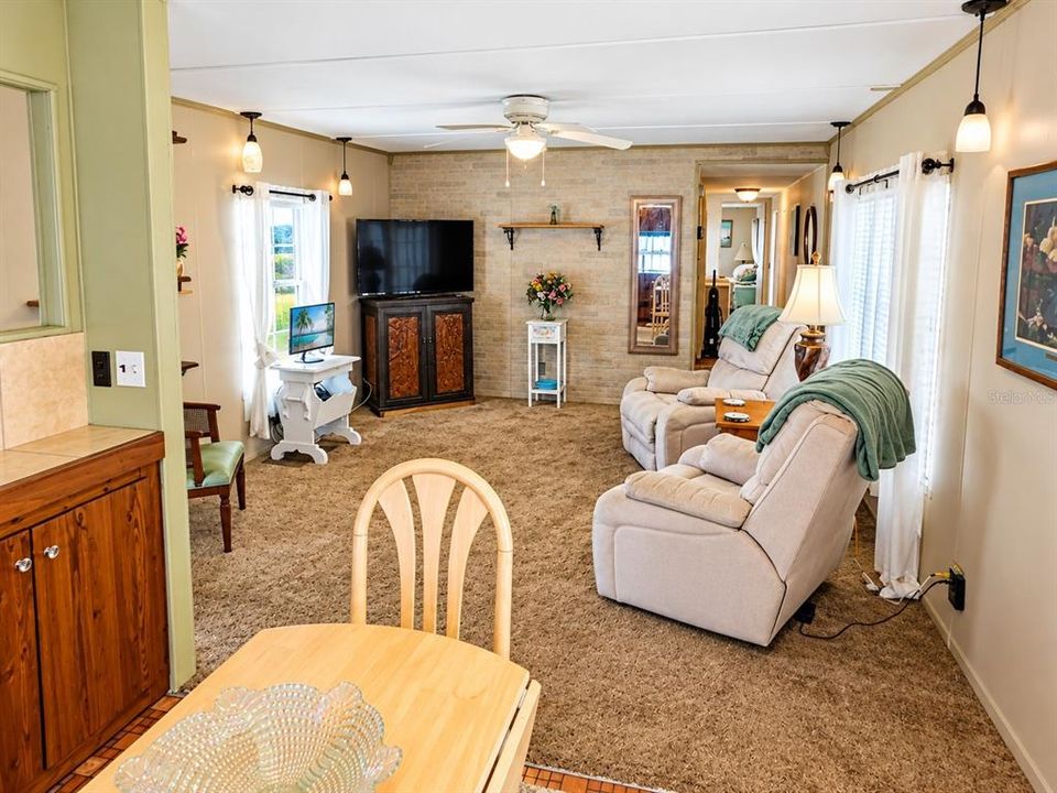 For Sale: $104,000 (2 beds, 1 baths, 840 Square Feet)