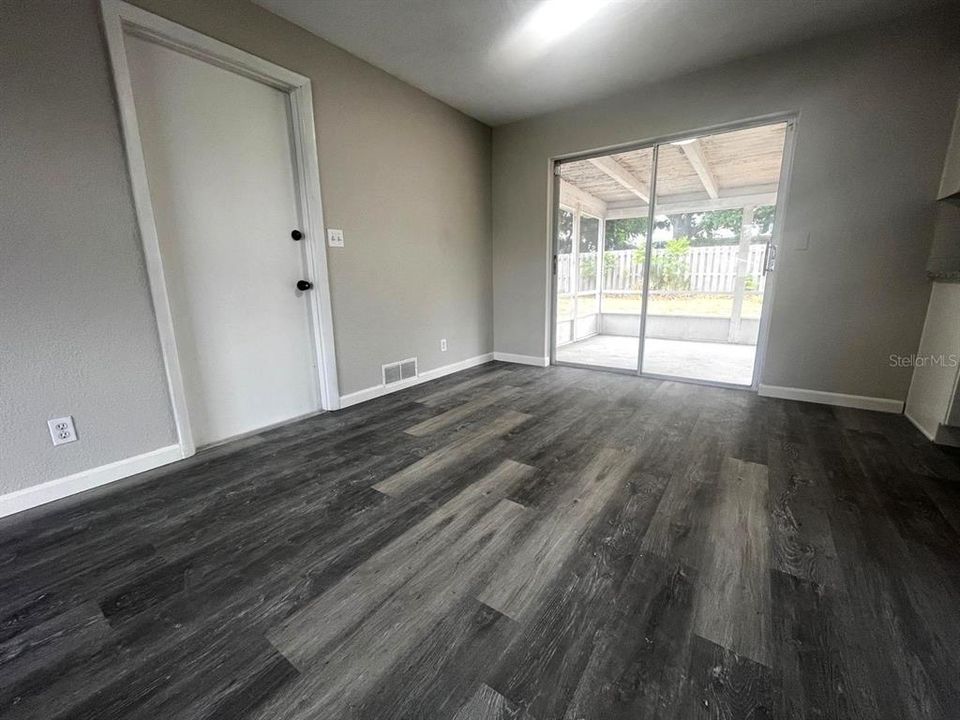 For Rent: $2,100 (3 beds, 2 baths, 1372 Square Feet)
