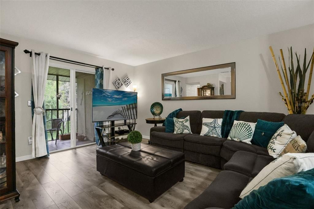For Sale: $159,000 (2 beds, 2 baths, 876 Square Feet)