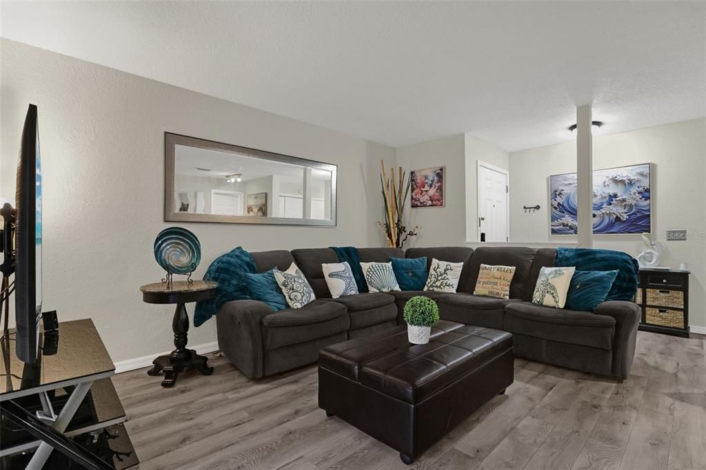 For Sale: $159,000 (2 beds, 2 baths, 876 Square Feet)