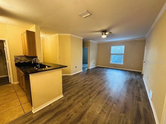 На продажу: $209,900 (2 спален, 2 ванн, 1045 Квадратных фут)