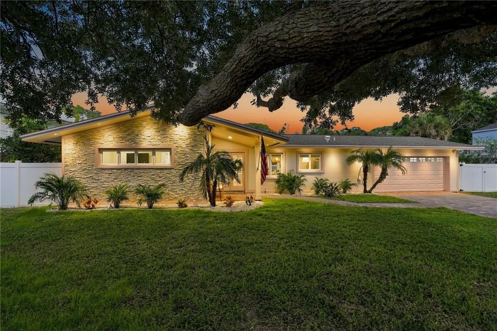 For Sale: $569,000 (2 beds, 1 baths, 1595 Square Feet)