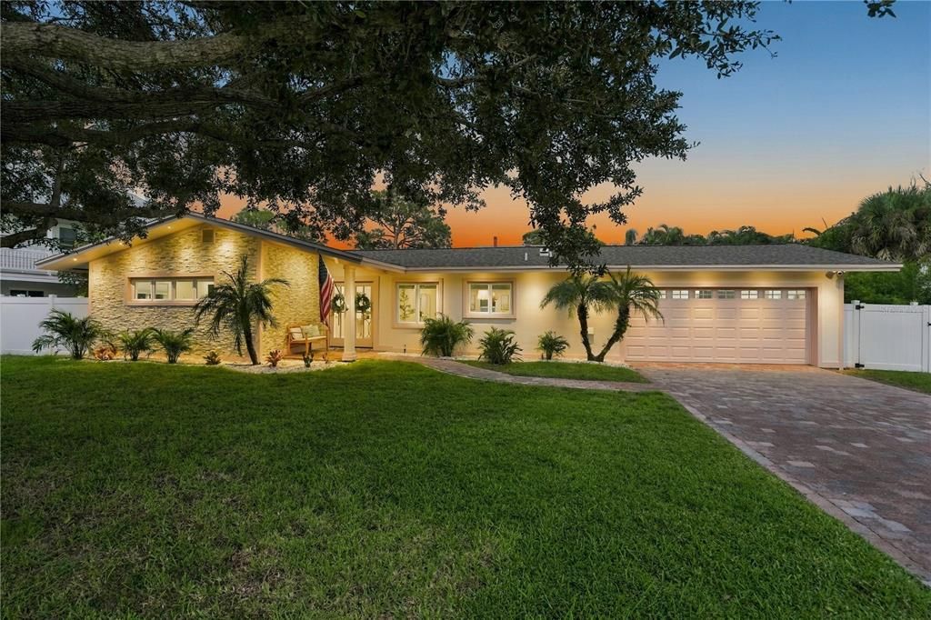 For Sale: $569,000 (2 beds, 1 baths, 1595 Square Feet)