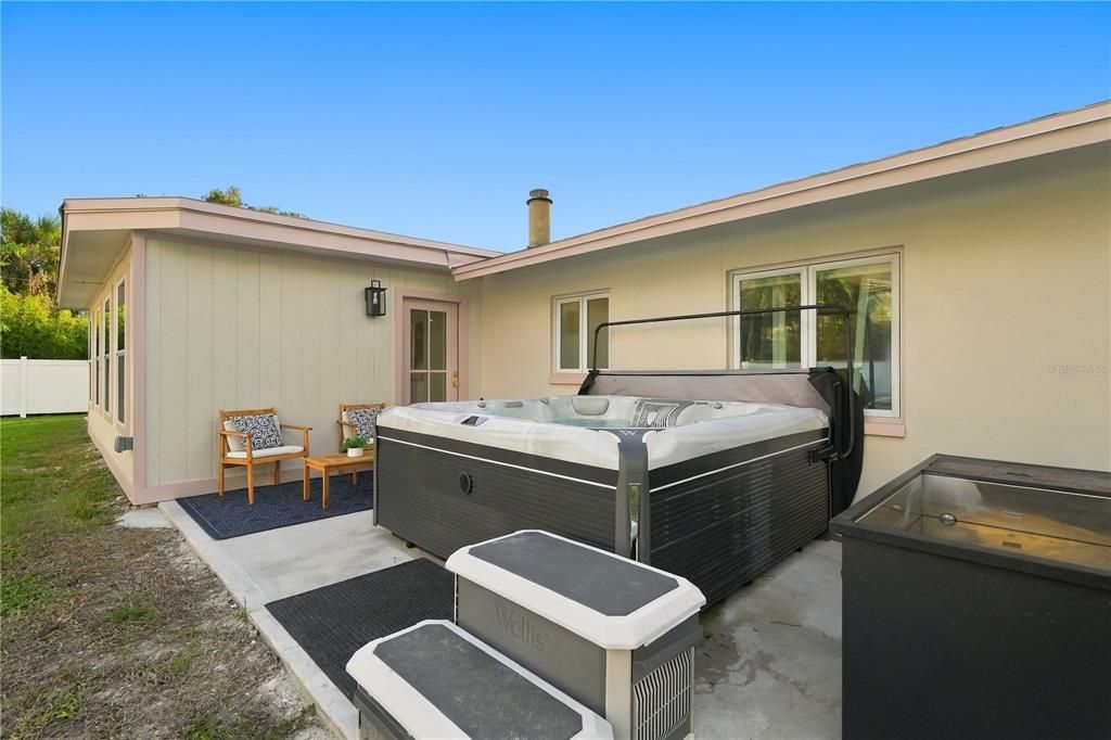 For Sale: $569,000 (2 beds, 1 baths, 1595 Square Feet)