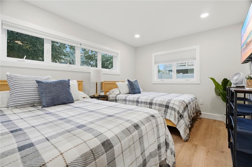 For Sale: $569,000 (2 beds, 1 baths, 1595 Square Feet)