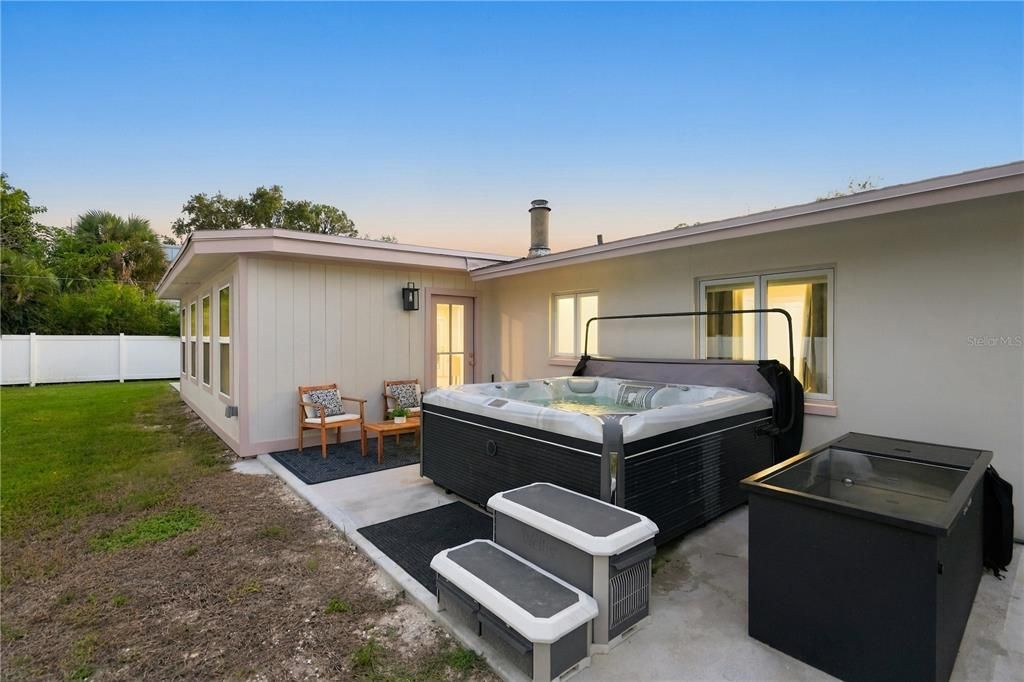 For Sale: $569,000 (2 beds, 1 baths, 1595 Square Feet)