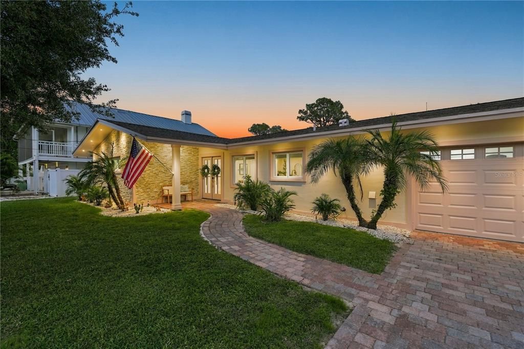 For Sale: $569,000 (2 beds, 1 baths, 1595 Square Feet)