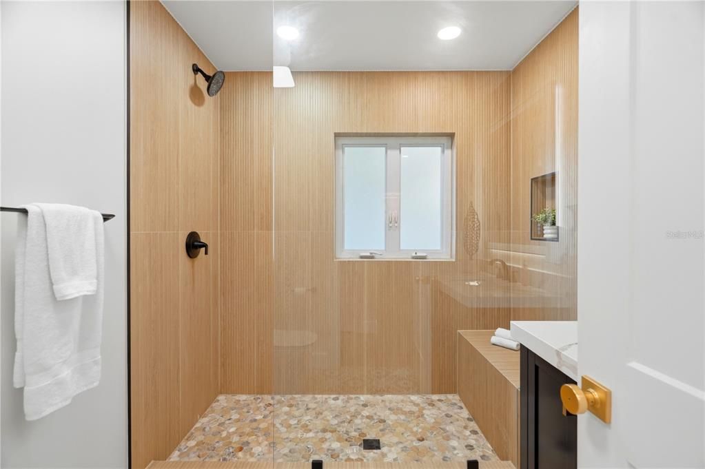 For Sale: $569,000 (2 beds, 1 baths, 1595 Square Feet)