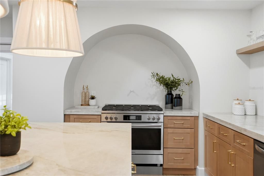 For Sale: $569,000 (2 beds, 1 baths, 1595 Square Feet)