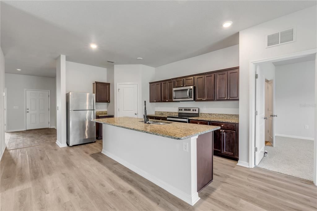 For Sale: $349,900 (4 beds, 2 baths, 1889 Square Feet)