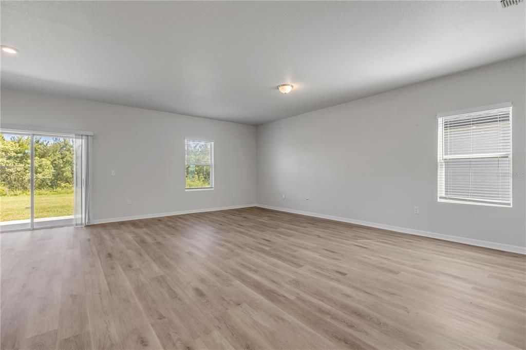 For Sale: $349,900 (4 beds, 2 baths, 1889 Square Feet)
