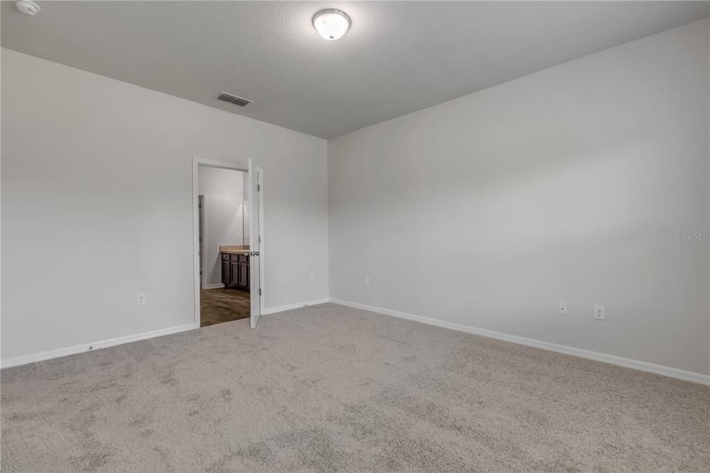 For Sale: $349,900 (4 beds, 2 baths, 1889 Square Feet)