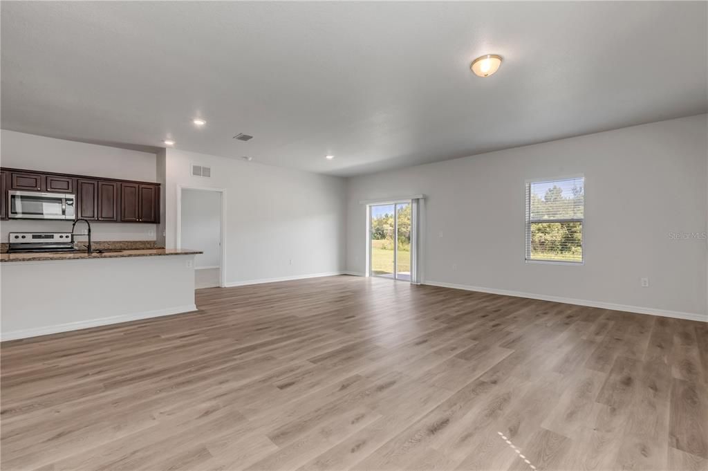 For Sale: $349,900 (4 beds, 2 baths, 1889 Square Feet)