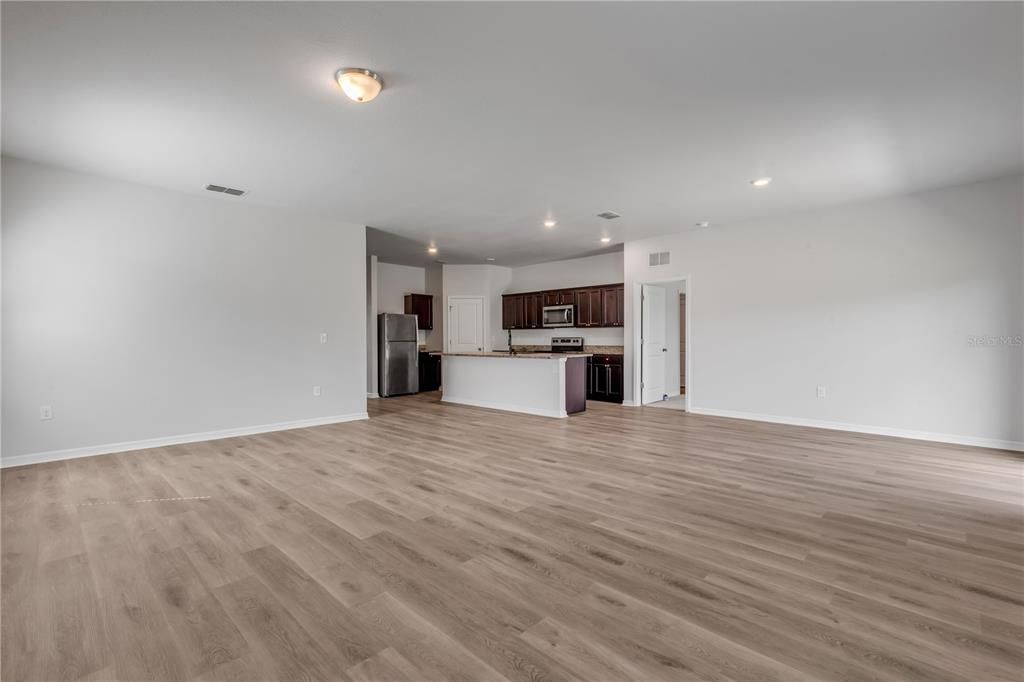 For Sale: $349,900 (4 beds, 2 baths, 1889 Square Feet)