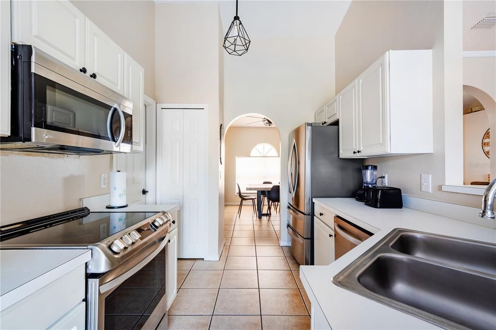 For Sale: $319,999 (3 beds, 2 baths, 1602 Square Feet)