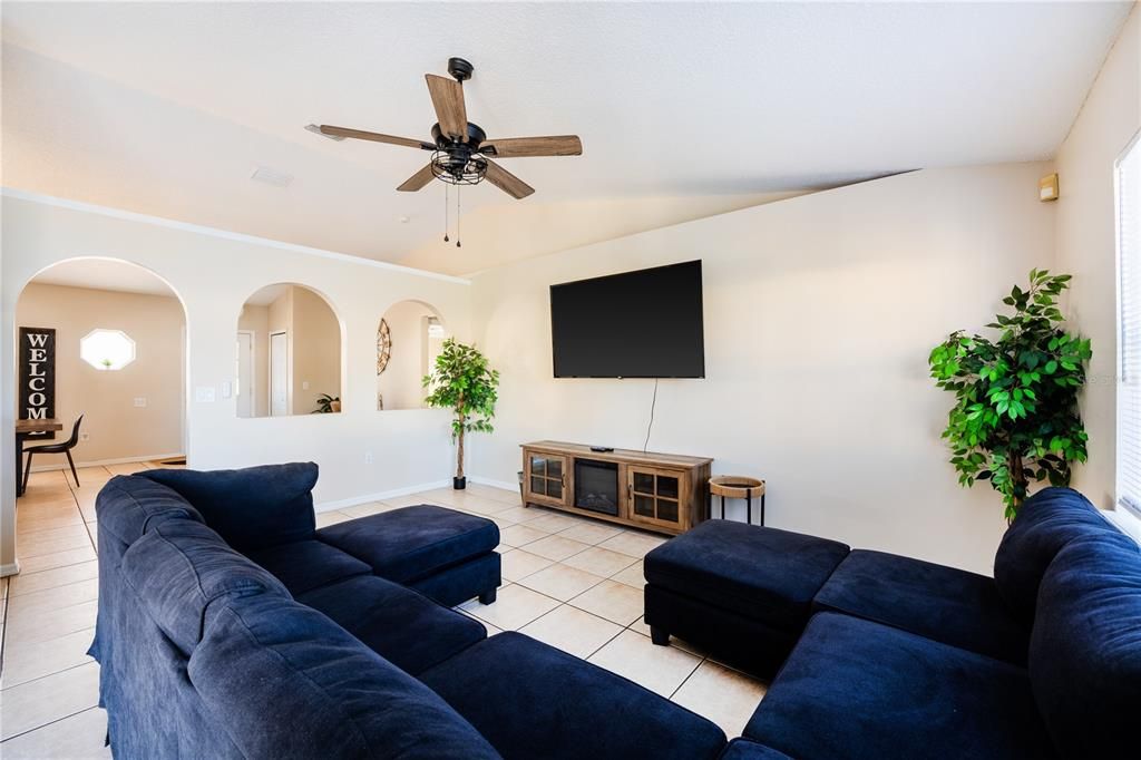 For Sale: $319,999 (3 beds, 2 baths, 1602 Square Feet)