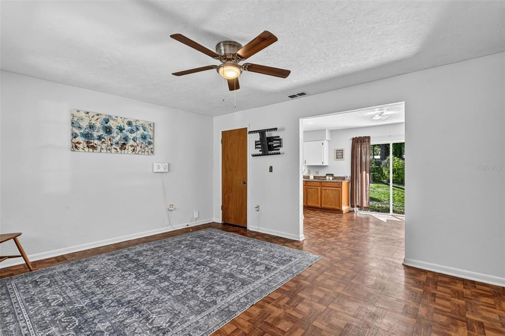 For Sale: $174,900 (3 beds, 1 baths, 1184 Square Feet)