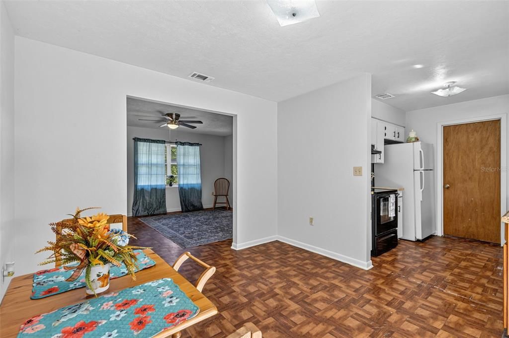 For Sale: $174,900 (3 beds, 1 baths, 1184 Square Feet)