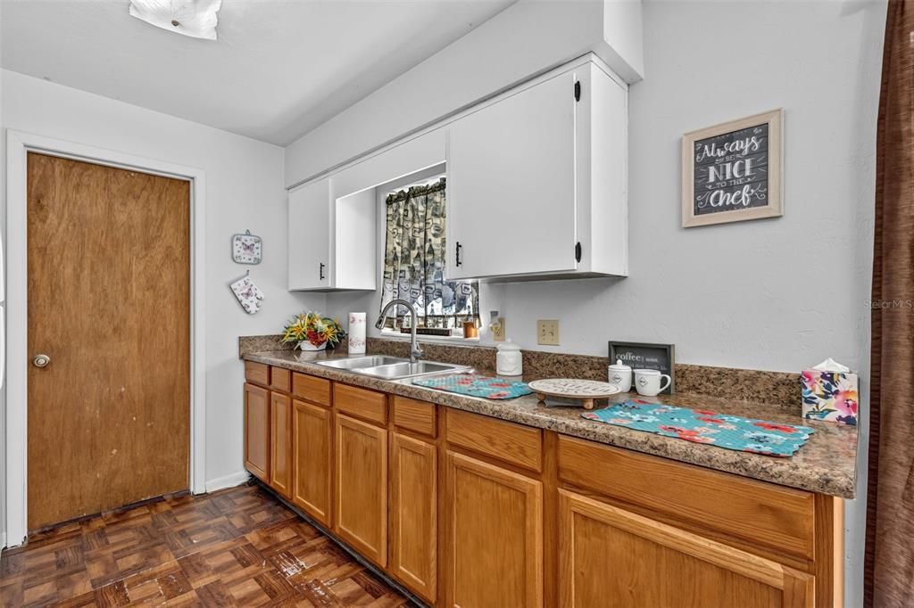 For Sale: $174,900 (3 beds, 1 baths, 1184 Square Feet)