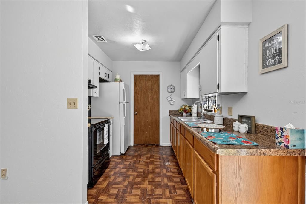 For Sale: $174,900 (3 beds, 1 baths, 1184 Square Feet)