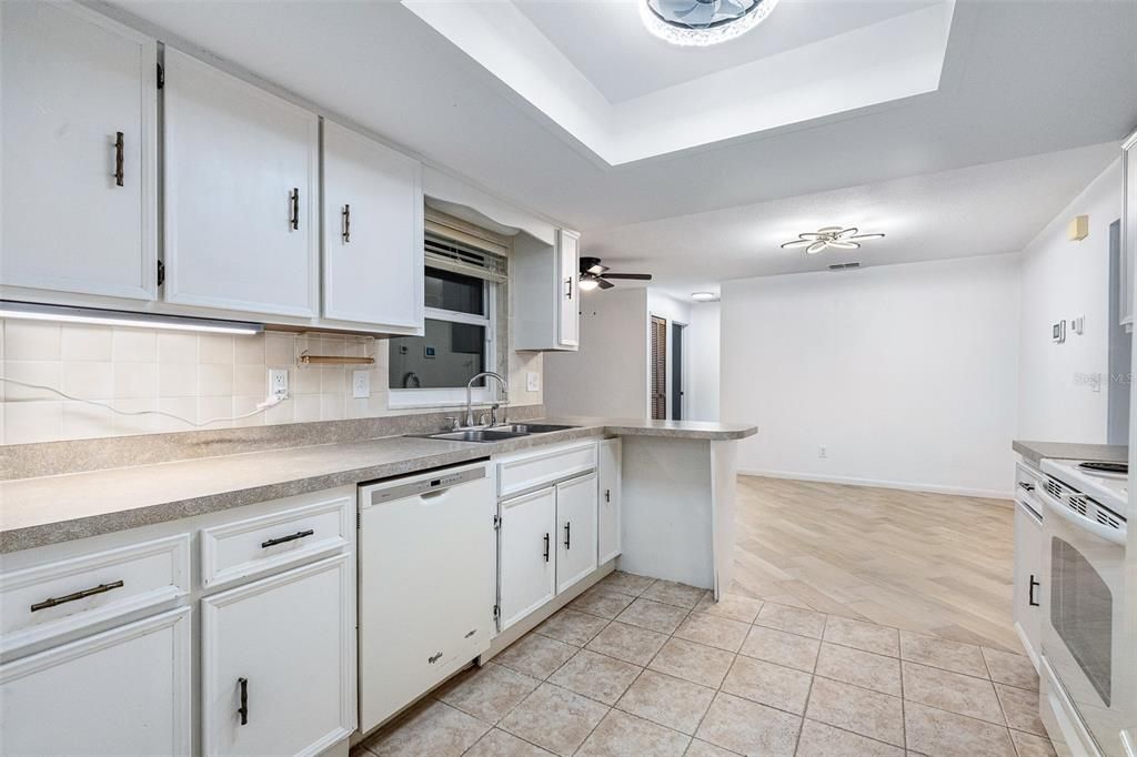 На продажу: $299,000 (3 спален, 2 ванн, 1588 Квадратных фут)
