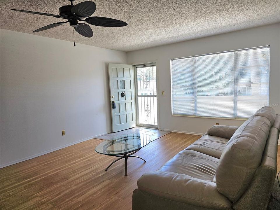 For Sale: $125,000 (2 beds, 2 baths, 1100 Square Feet)