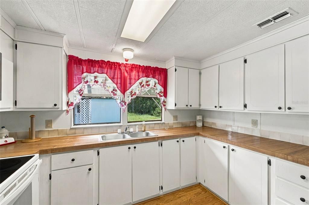 На продажу: $144,900 (2 спален, 2 ванн, 1248 Квадратных фут)