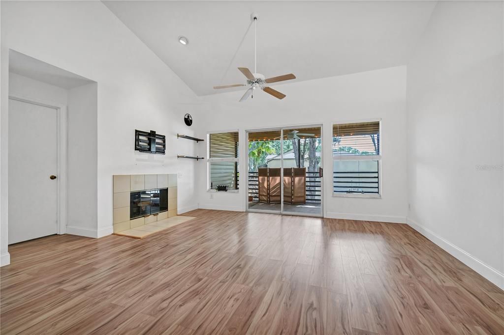 На продажу: $289,900 (3 спален, 2 ванн, 1764 Квадратных фут)