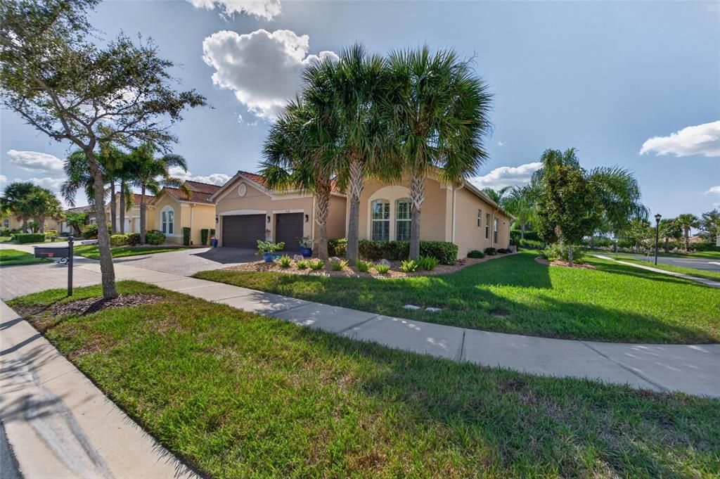 For Sale: $575,000 (3 beds, 3 baths, 2723 Square Feet)