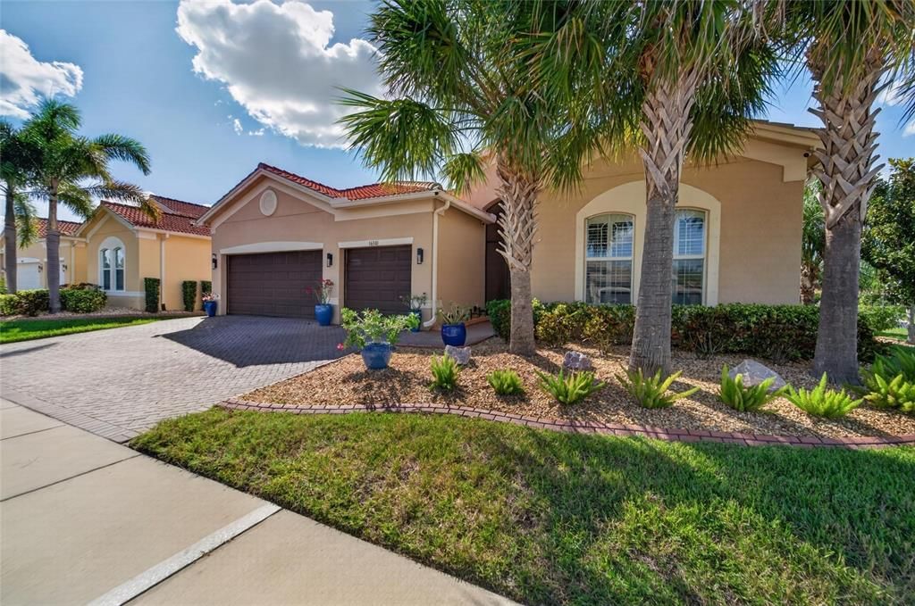 For Sale: $575,000 (3 beds, 3 baths, 2723 Square Feet)