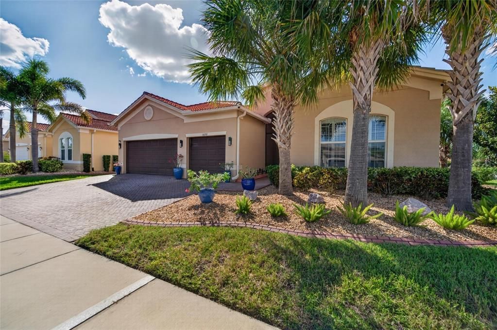 For Sale: $575,000 (3 beds, 3 baths, 2723 Square Feet)