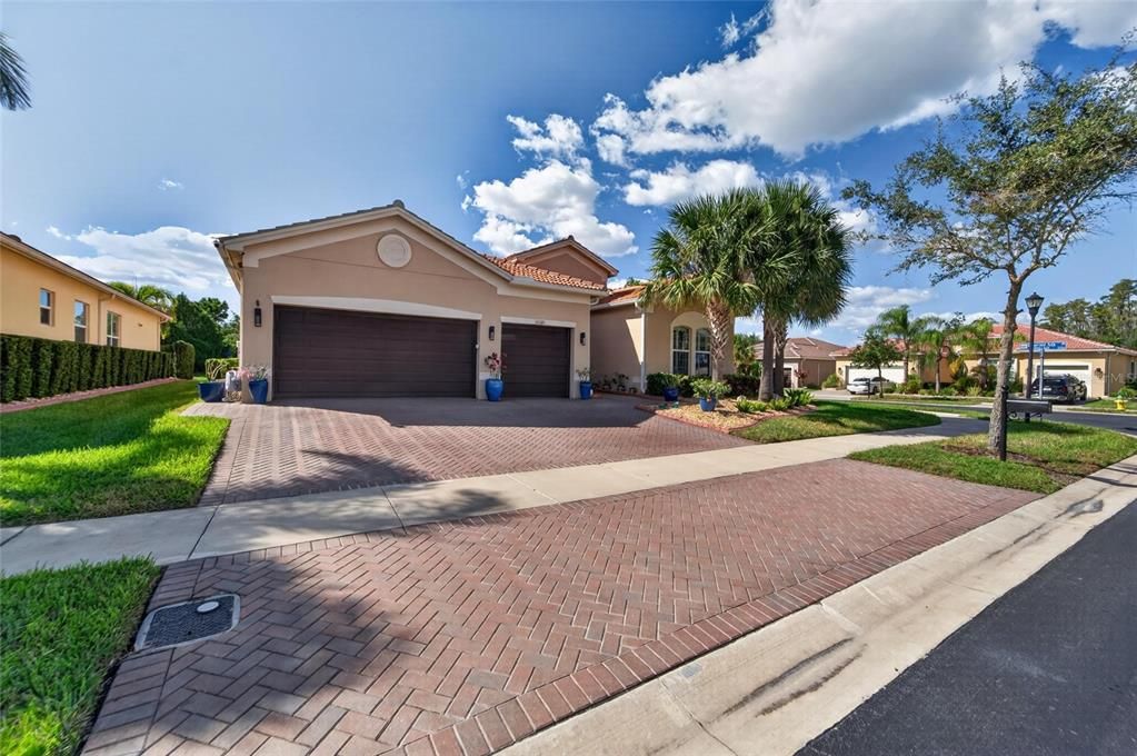 For Sale: $575,000 (3 beds, 3 baths, 2723 Square Feet)