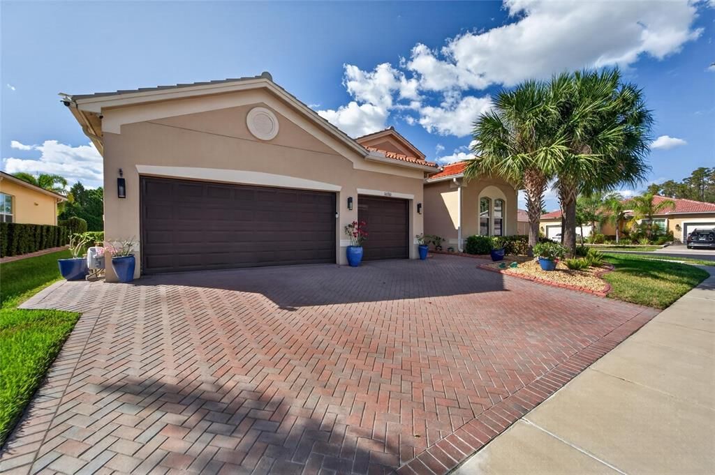 For Sale: $575,000 (3 beds, 3 baths, 2723 Square Feet)