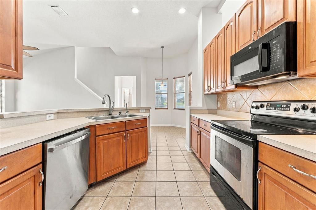 For Sale: $445,000 (3 beds, 3 baths, 2545 Square Feet)