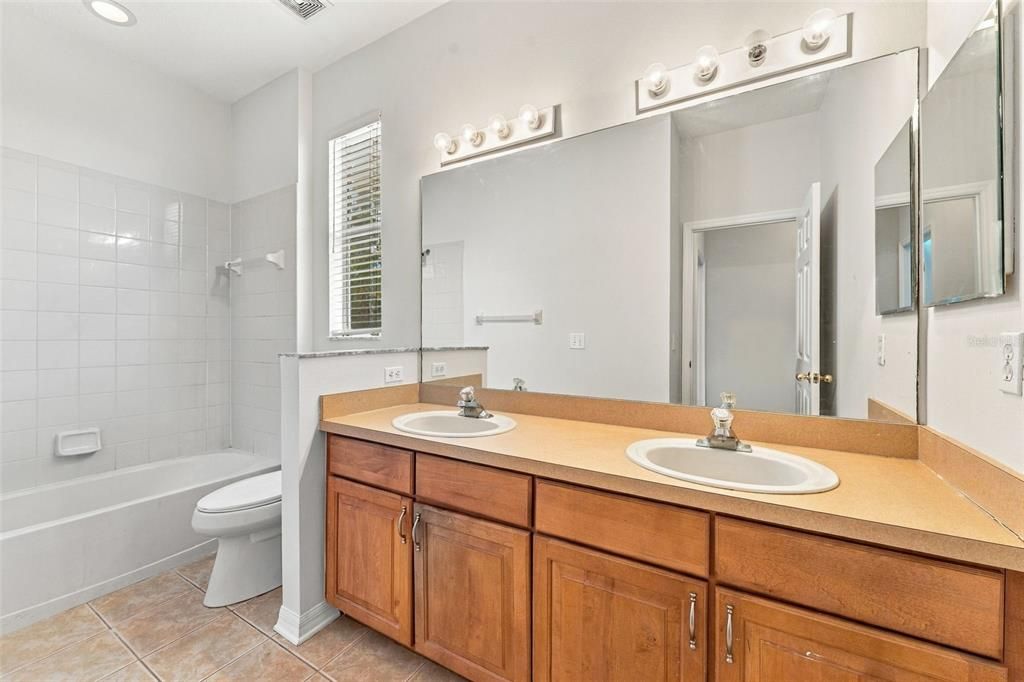 For Sale: $445,000 (3 beds, 3 baths, 2545 Square Feet)